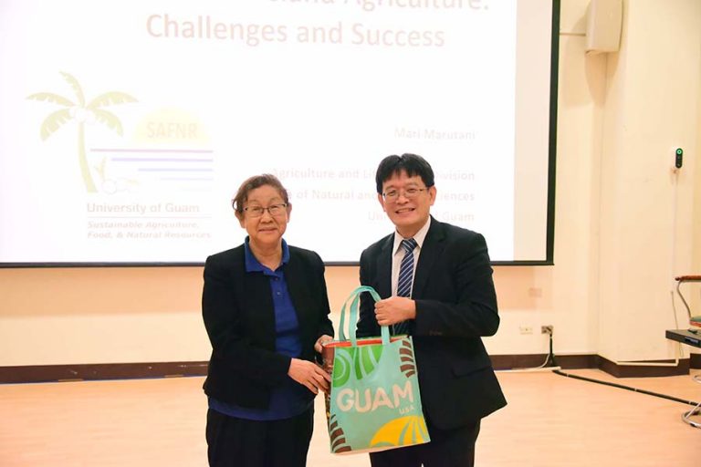 Prof. Dr Jue-Liang Hsu of the Dean, College of Agriculture and Dr. Mari Marutani gift exchange