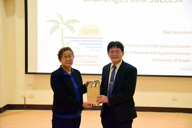 Prof. Dr Jue-Liang Hsu of the Dean, College of Agriculture and Dr. Mari Marutani gift exchange