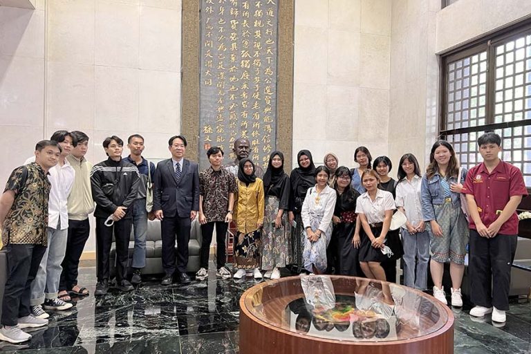 President Dr. -Ing Chin-Lung Chang take a group photo with 20 students at MOFA