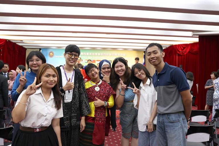 NPUST & Taipei Medical University's Thailand awardees taking photos together
