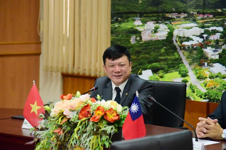 Thai Nguyen University President Hoang Van Hung give a remarks