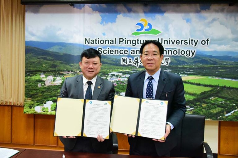 NPUST president Dr.-Ing Chin-Lung Chang and Thai Nguyen University President Hoang Van Hung with the signed MOU