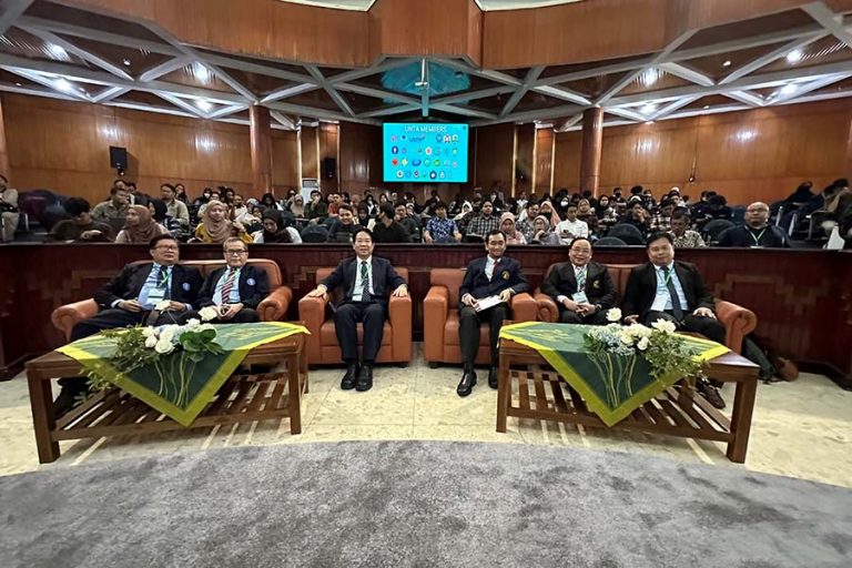 2023 UNTA Annual Assembly, President Dr.-Ing Chin-Lung Chang taking pictures with representatives from different countri