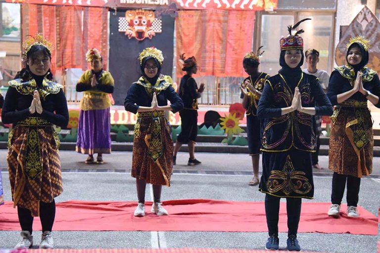 Foreign students specially prepared traditional dance to kick off the event