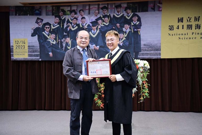 Director Hung-Liang Lai of the Department of Plant Industry, give award for academic achievements