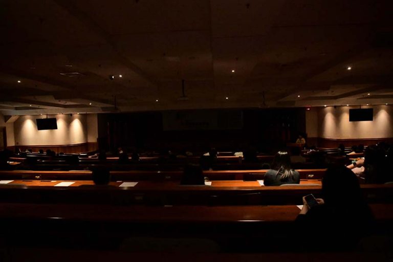 Before the opening, the organizer designed to simulate the lighting of the venue into the atmosphere of the cabin, and played the cabin broadcast at the same time