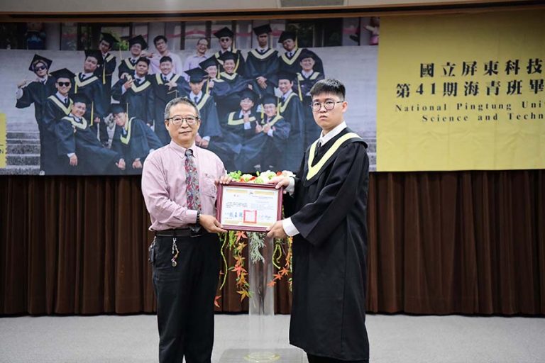 Mentor Uei-Chern Chen give award for excellent conduct