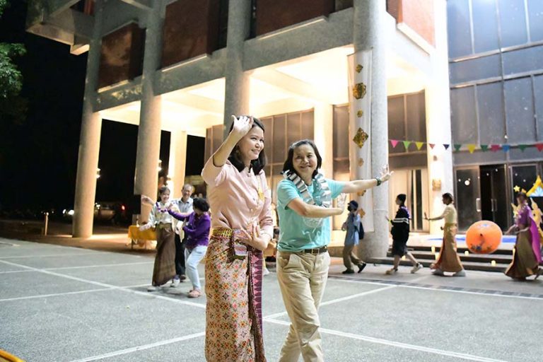 Prof. Chiu, Chiu-Hsia, Director of INSTITUTE OF Food Safety Management dance with Thai student
