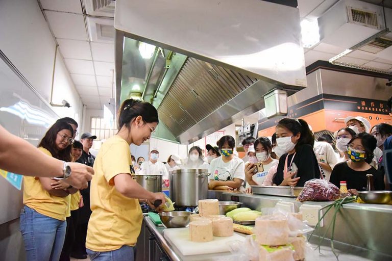 1121019-2023Thai-Taiwanese Cuisine and Culture Exchange Organized during Study Camp at NPUST