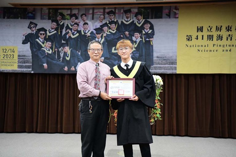 Mentor Uei-Chern Chen give award for excellent conduct