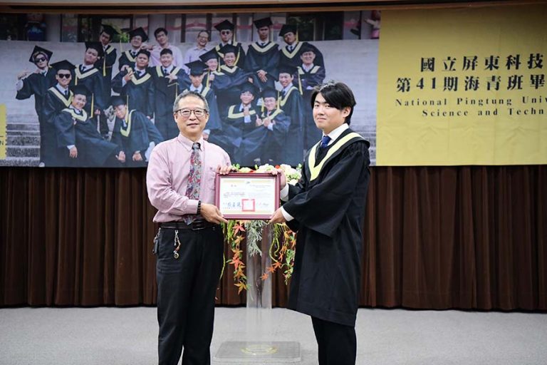 Mentor Uei-Chern Chen give award for excellent conduct