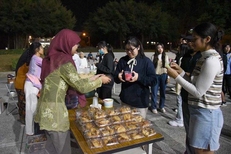 Students experience Indonesian traditional cuisine