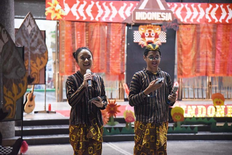 Indoesian student being host using biligual for the participants