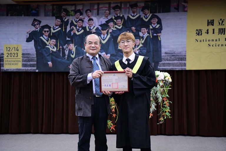 Director Hung-Liang Lai of the Department of Plant Industry, give award for academic achievements