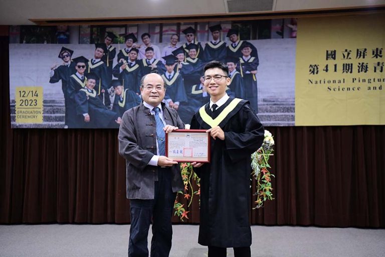 Director Hung-Liang Lai of the Department of Plant Industry, give award for academic achievements