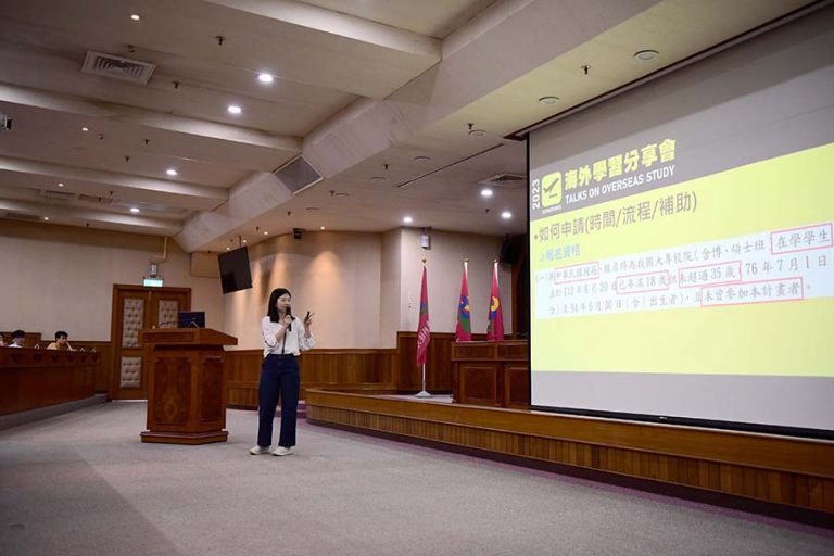 Carina Chou from Department of Veterinary Medicine sharing on her time spent interning in Thailand under the OCAC Taiwan Youth Overseas Travel Program