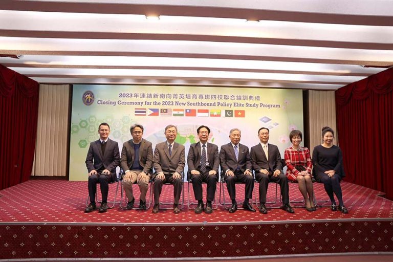 Deputy Minister of Foreign Affairs Chung-kwang Tien, President Chin-Lung Chang of NPUST, Dean of Office of International Affairs of NPUST Dr. Ru Chu Shih and delegates from MOFA and other universities take group photo