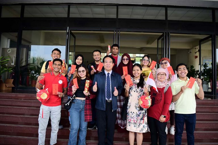 President take photo with international students