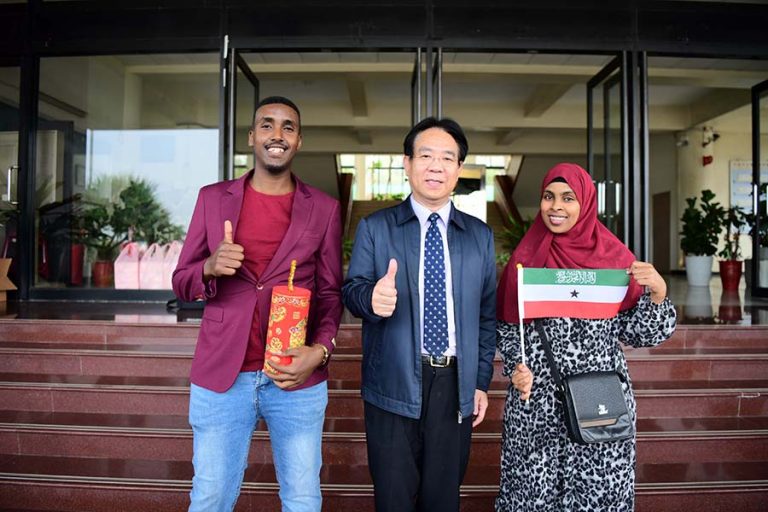 President take photo with international students