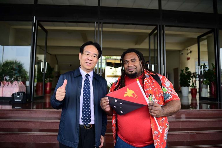 President take photo with international students