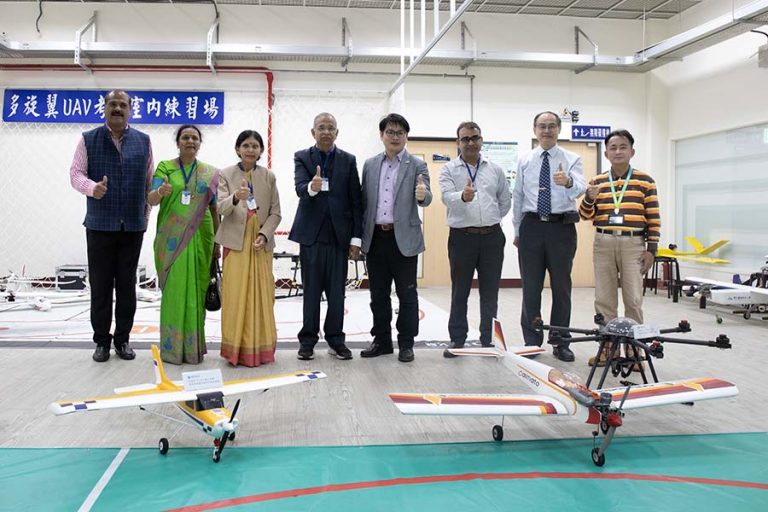 College of Engineering Dean Tien-Chien Chen, Director Hudson Hsu of the Bachelor Degree Program in Artificial Intelligence Mechatronics , Prof. Kung, Chih-hsien, Bachelor Degree Program in Artificial Intelligence Mechatronics and DAVV delegates take photo together