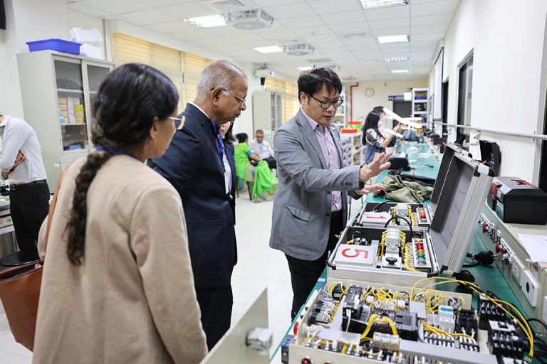 Director Hudson Hsu of the Bachelor Degree Program in Artificial Intelligence Mechatronics provided a tour