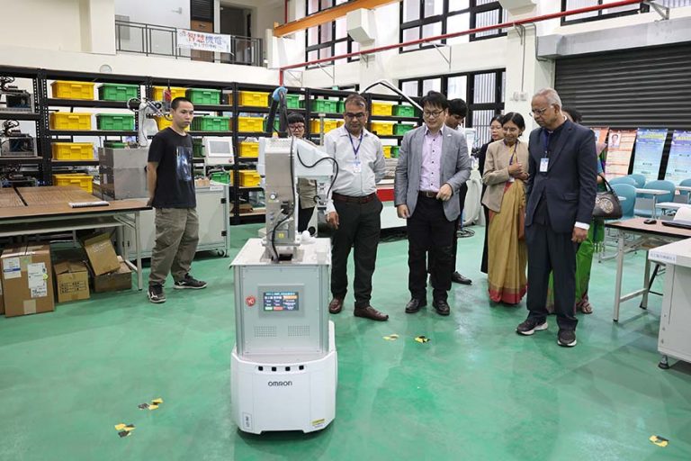 Director Hudson Hsu of the Bachelor Degree Program in Artificial Intelligence Mechatronics provided a tour