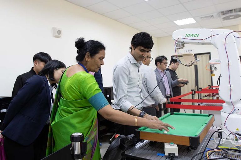 Director Hudson Hsu of the Bachelor Degree Program in Artificial Intelligence Mechatronics provided a tour