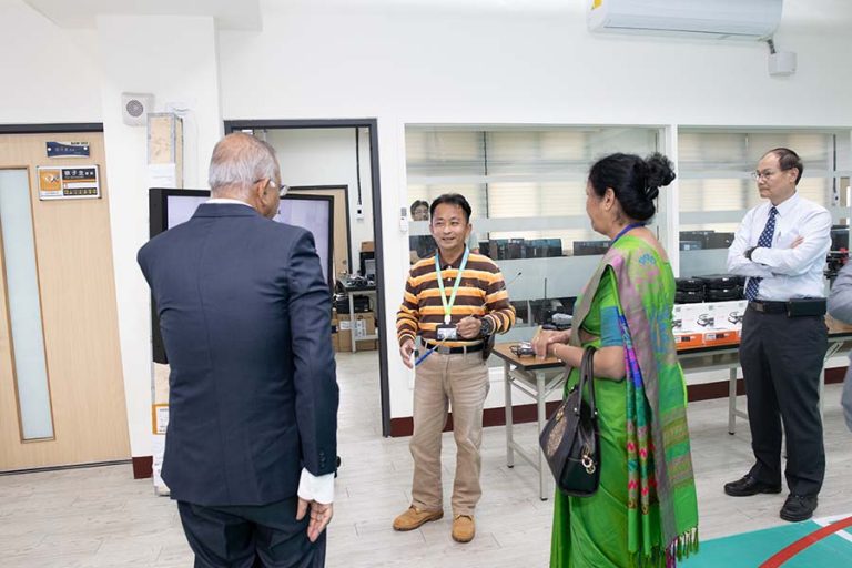 Prof. Kung, Chih-hsien, Bachelor Degree Program in Artificial Intelligence Mechatronicsprovided a tour