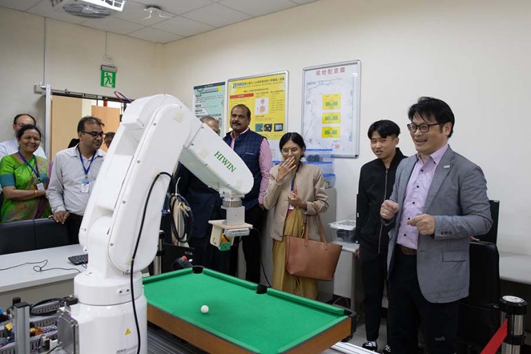 Director Hudson Hsu of the Bachelor Degree Program in Artificial Intelligence Mechatronics provided a tour