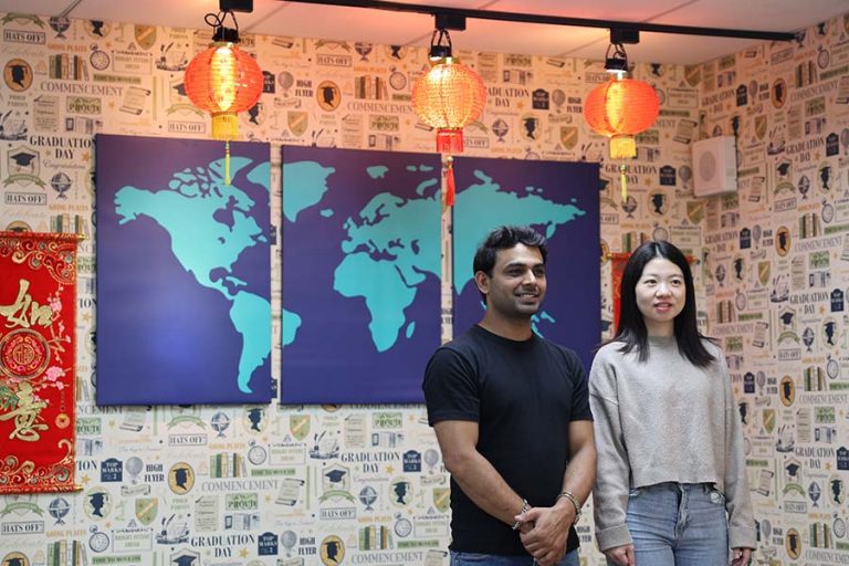 Haseeb Hafiz Abdul(Pakinstan, International Program in Animal Vaccine Technology) Shang Hua Chou(Taiwan, Department of Veterinary Medicine)team up for filming