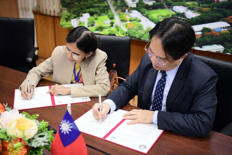 NPUST President Chin-Lung Chang and DAVV Vice Chansellor Dr. Renu Jain signing MOU