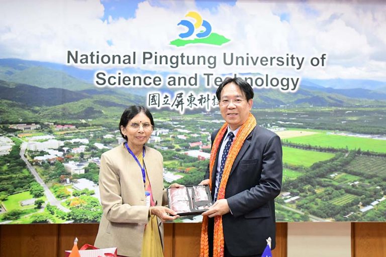 NPUST President Chin-Lung Chang(right) and DAVV Vice Chansellor Dr. Renu Jain(left) gift exchanging