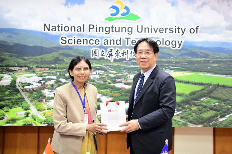 NPUST President Chin-Lung Chang(right) and DAVV Vice Chansellor Dr. Renu Jain(left) gift exchanging