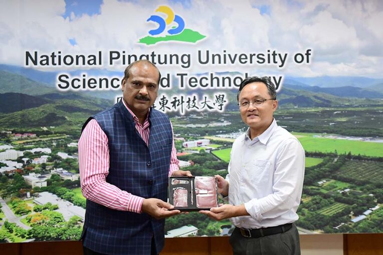 NPUST Vice President Shang Min Ma (right) and DAVV delegates gift exchanging