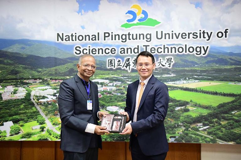 NPUST Dean, Office of International Affairs, Ru-Chu Shih (right) and DAVV delegates gift exchanging