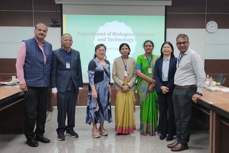 Director Hsueh-Ling Cheng, Department of Biotechnology and DAVV delegates take photos together