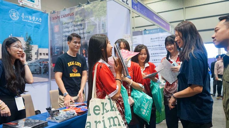 Taiwan 2024 Higher Education Fair and Job Counseling Event Held with Success in Thailand_14