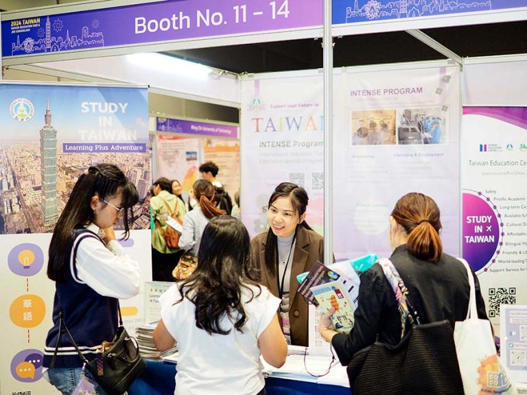 Taiwan 2024 Higher Education Fair and Job Counseling Event Held with Success in Thailand_4