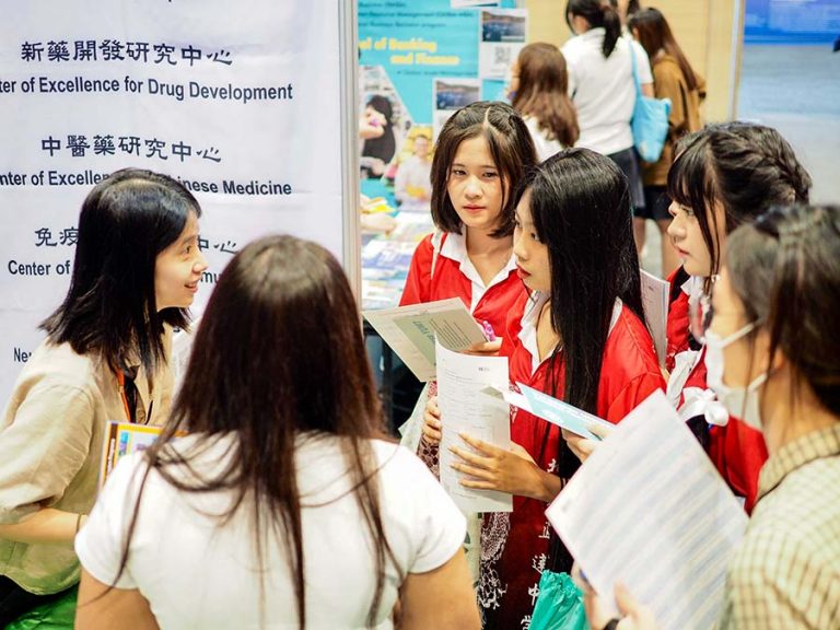 Taiwan 2024 Higher Education Fair and Job Counseling Event Held with Success in Thailand_9