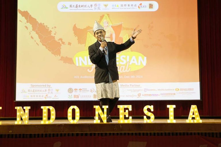 Director of Indonesian Student Association give remarks