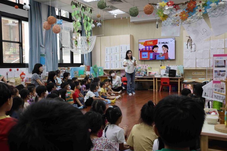 International Student Opens Up Young Learners to Vietnamese_11