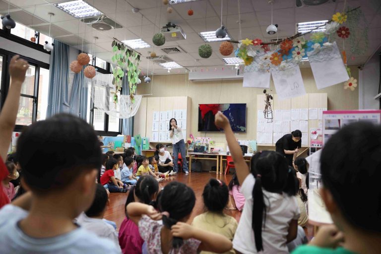 International Student Opens Up Young Learners to Vietnamese_12