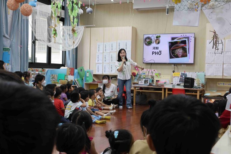 International Student Opens Up Young Learners to Vietnamese_13