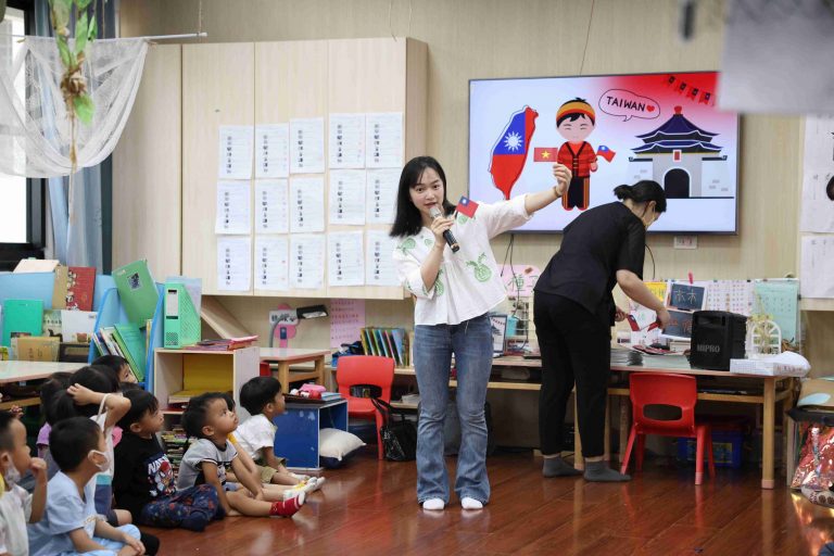 International Student Opens Up Young Learners to Vietnamese_4