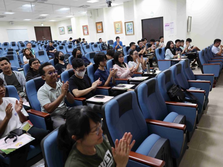 Maintaining Campus Safety: OIA Organizes Traffic Safety and Anti-Fraud Campaign for Overseas Students_5