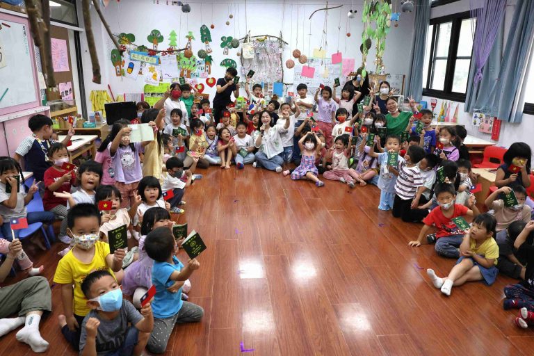 International Student Opens Up Young Learners to Vietnamese_5