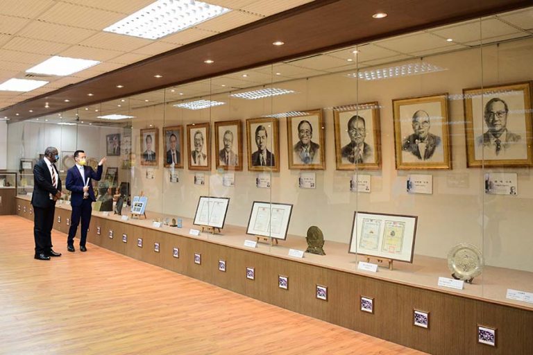 1120327-聖露西亞駐臺大使路易斯參訪屏科大及探訪學生10