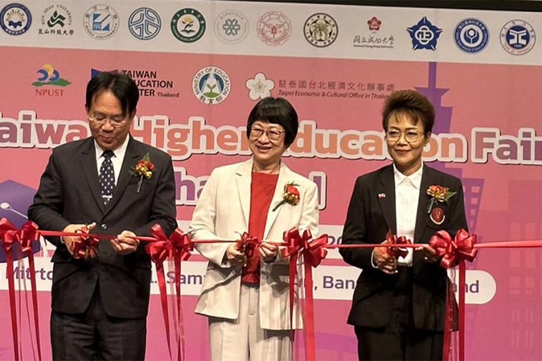 左起屏科大張金龍校長駐泰代表處薛秀媚公使私立教育委員會辦公室OPECSumitra-Thongsang女士共同為教育展剪綵2