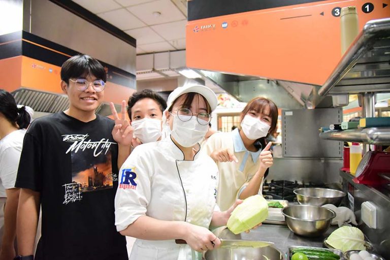 餐旅系同學帶領泰生及台生分組製作美食-3